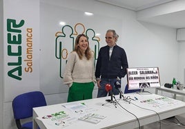 Pilar Fraile -jefa de Nefrología- y Juan Carlos Sánchez -presidente de Alcer Salamanca-.