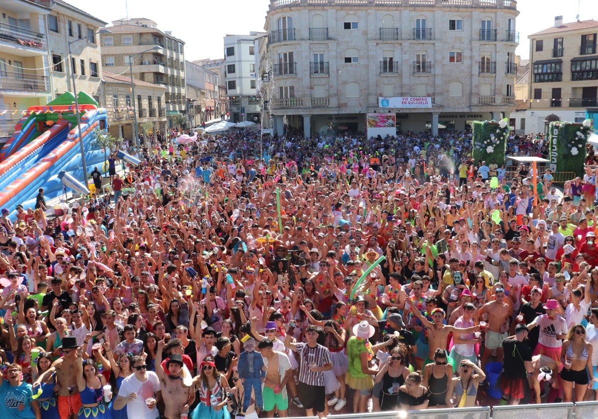 Chupinazo en la plaza mayor de Guijuelo en las fiestas de agosto de 2022.