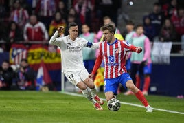 Pablo Barrios protege el balón ante Lucas Vazquez.