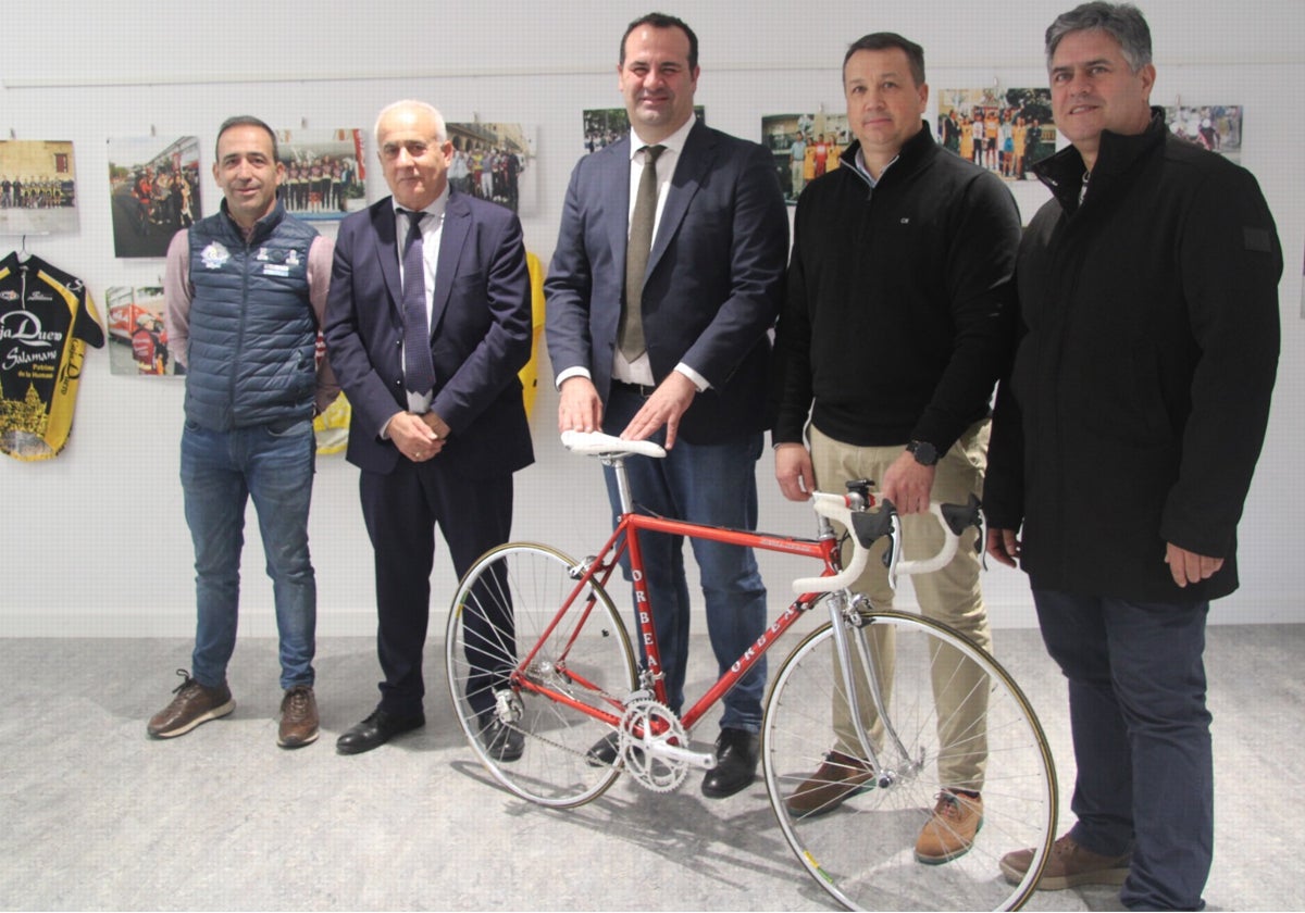 Los participantes en la presentación de la exposición en Doñinos.