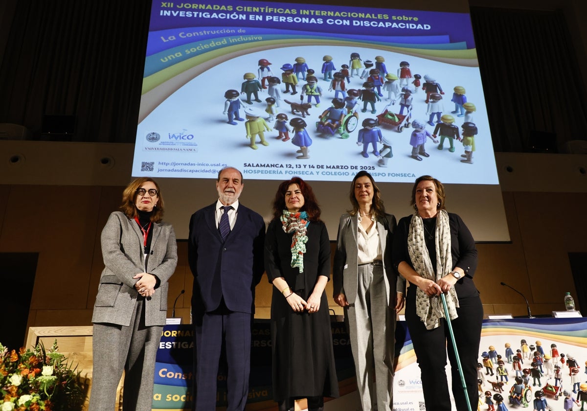 Isabel María Martínez Lozano, Miguel Ángel Verdugo Alonso, Marta Gutiérrez Sastre, Esperanza Vázquez Boyero y Carmen Laucirica Gabriel en el acto inaugural en la Hospedería de Fonseca.