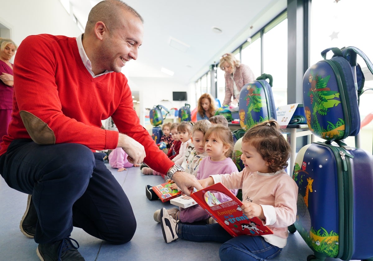 El concejal de Educación, Luis Sánchez, visita la guardería infantil de Pizarrales.