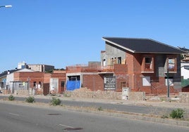 Viviendas en construcción en la zona del campo de golf de Villamayor, uno de los puntos en los que el Consistorio cuenta con parcelas disponibles para vivienda.