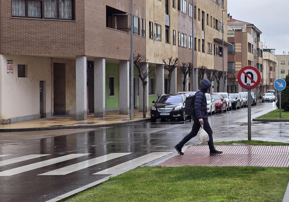 Una persona pasando por las calles en Carbajosa.