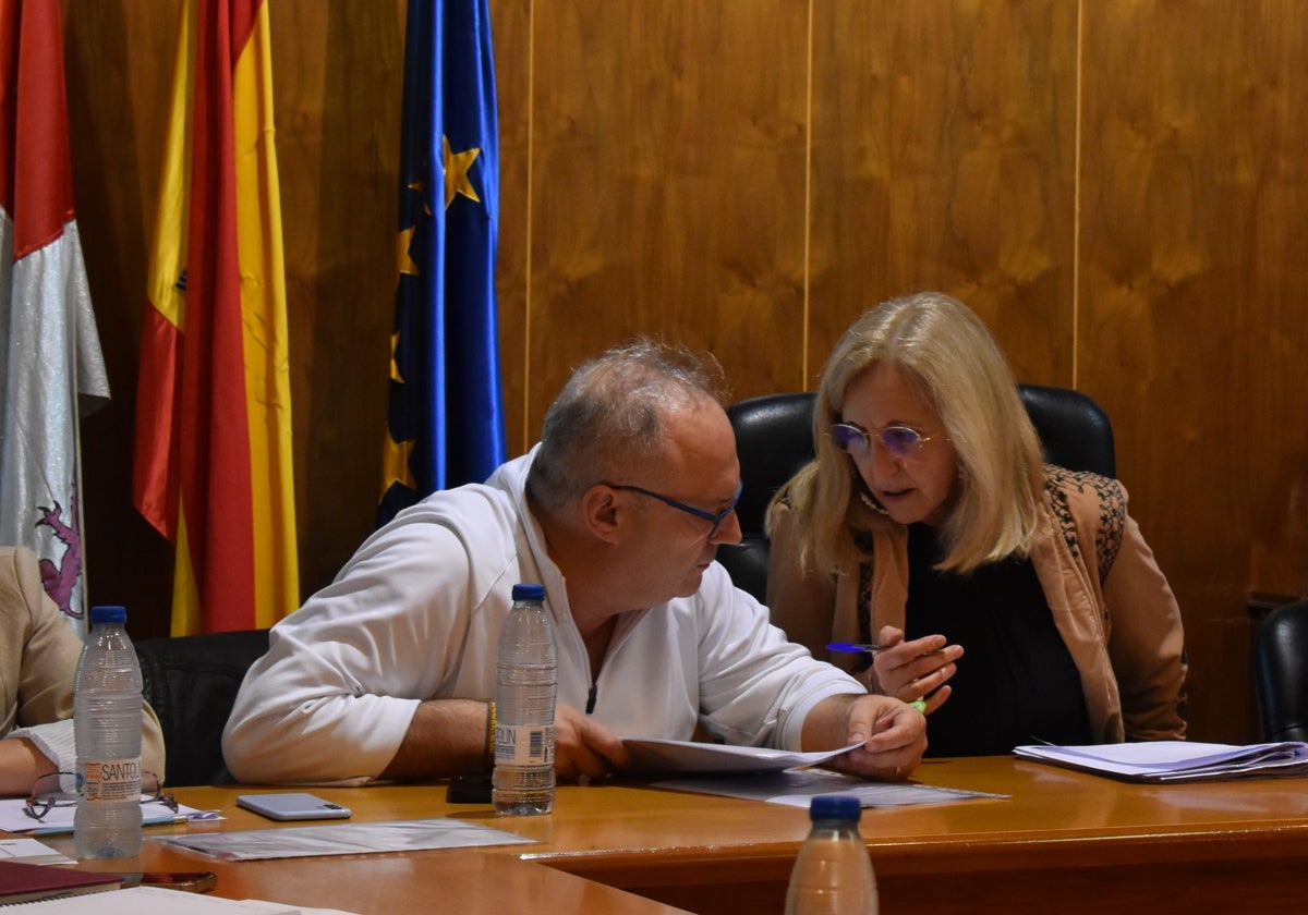 El edil de Vox, Juan Antonio Pascual, conversando con la alcaldesa, Concepción Miguélez, en el último pleno celebrado en Alba el pasado enero.