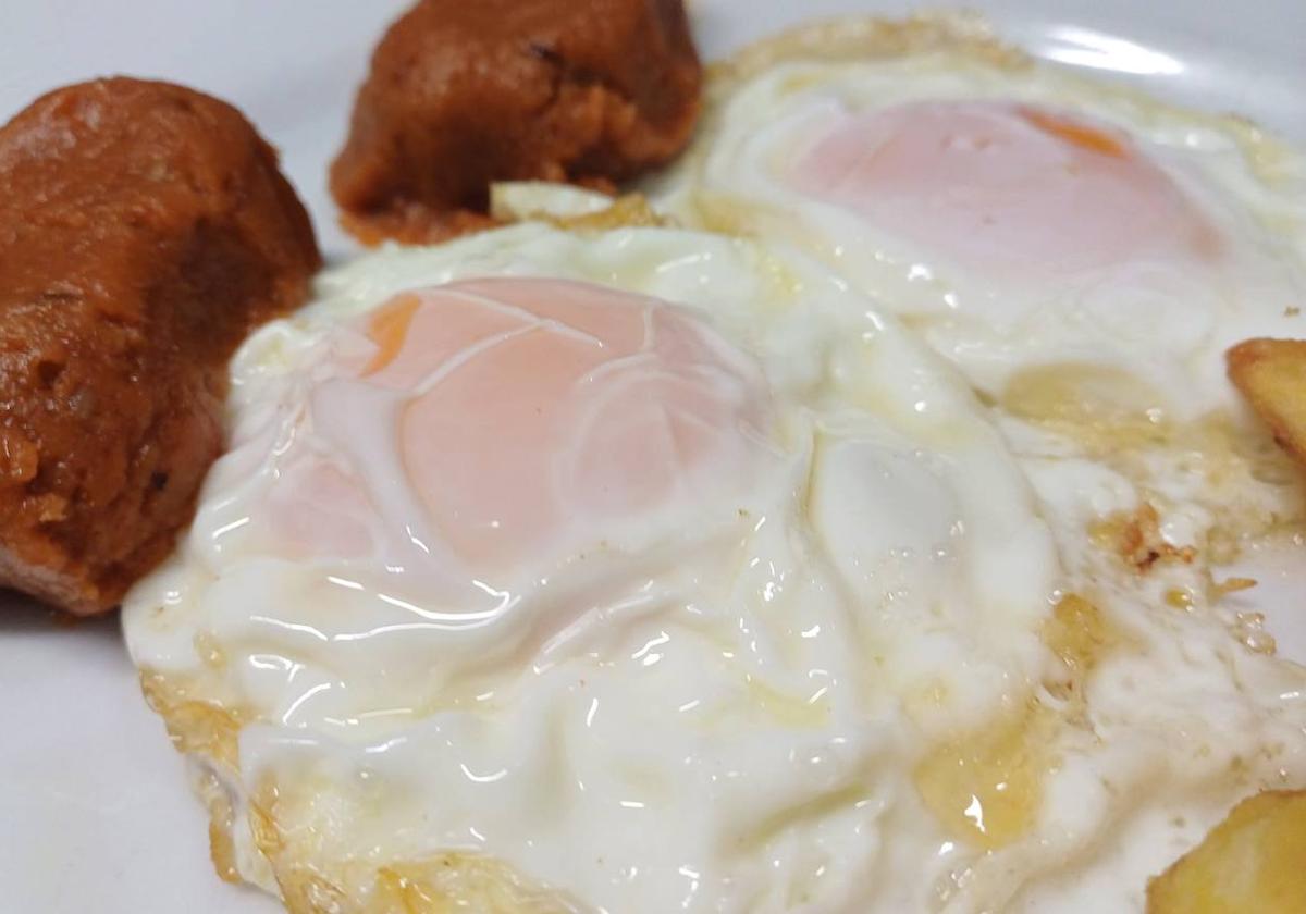 Imagen de dos huevos fritos.