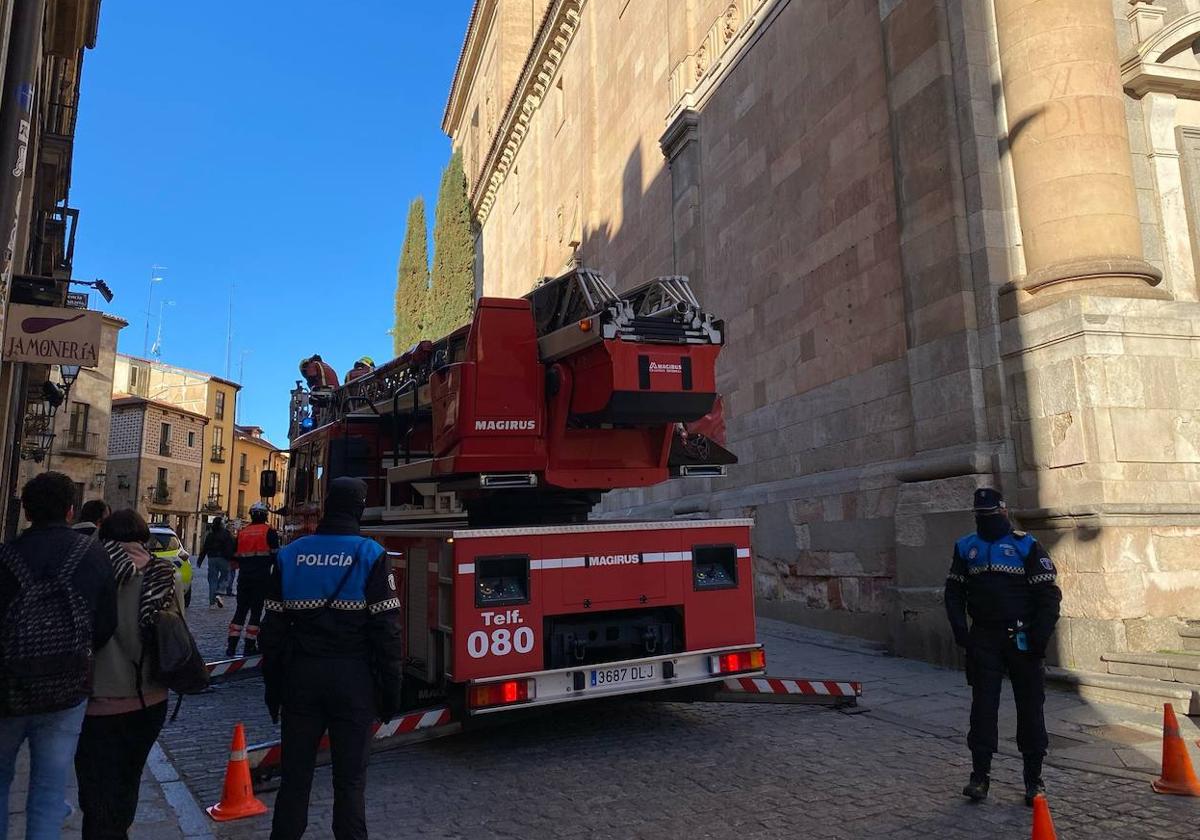 Bomberos interviniendo junto a La Clerecía por un desprendimiento.