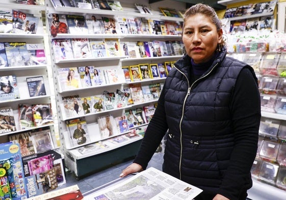 Feli Choque, en su quiosco de Gran Vía.