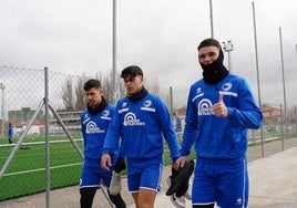 Jorge Rastrojo, Iñaki González y Mikel Serrano camino de la última sesión de entrenamiento antes de medirse este sábado al CD Lugo.