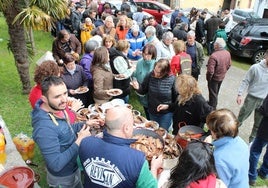 Más de 350 personas disfrutaron de la parrillada organizada por el Ayuntamiento y preparada por los propios vecinos