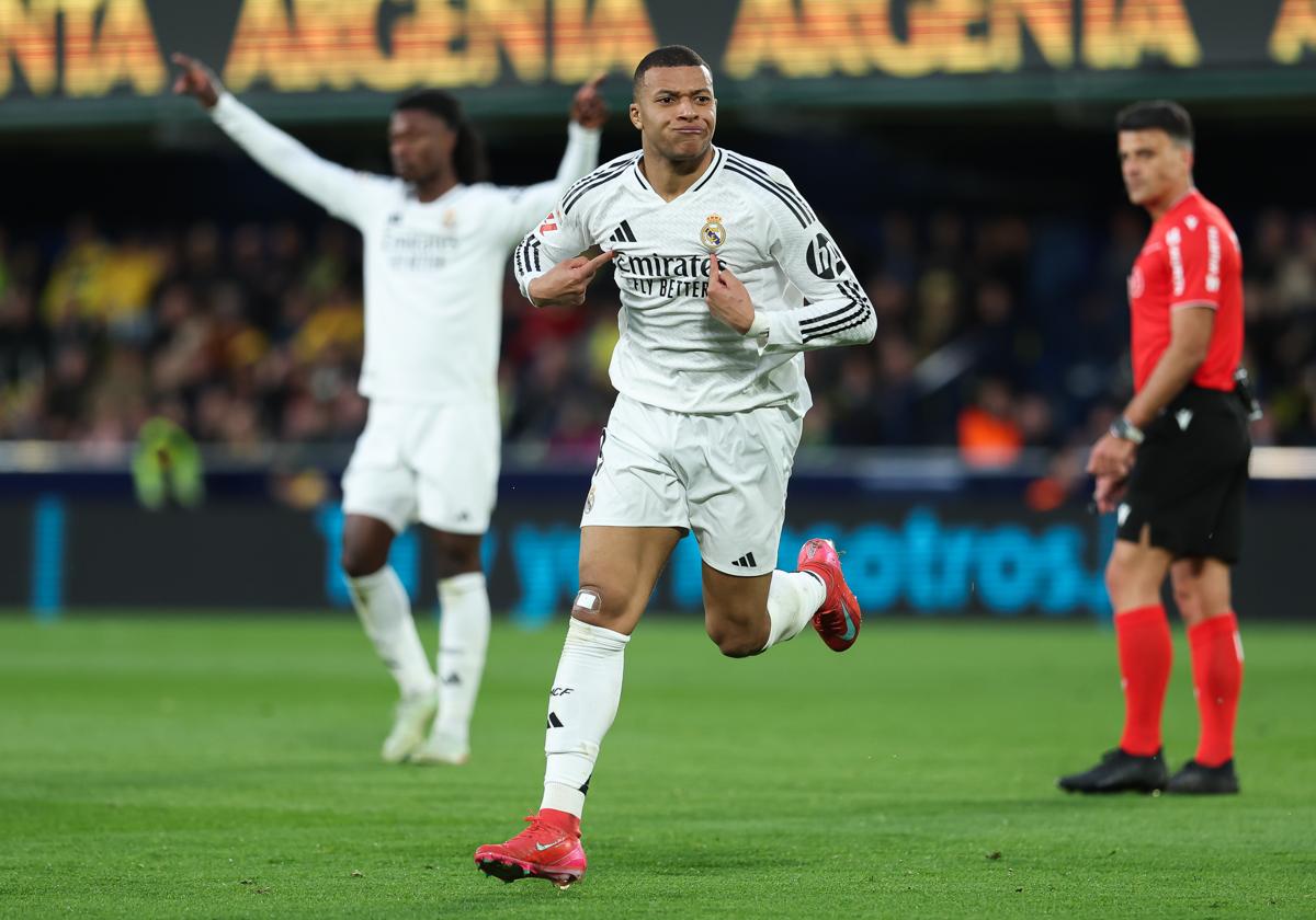 Mbappé celebra uno de sus tantos.