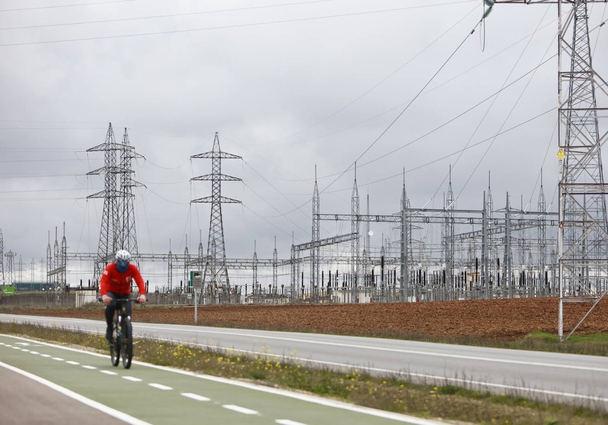 Un ciclista pasa junto a la subestación eléctrica de Villamayor.