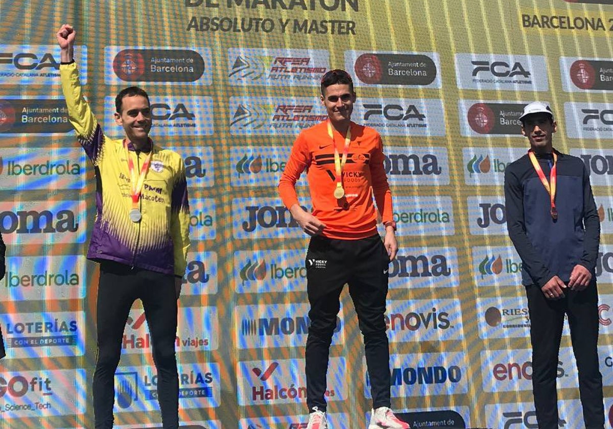 Juan Bueno Losada celebra la medalla de plata en el podio de Barcelona.