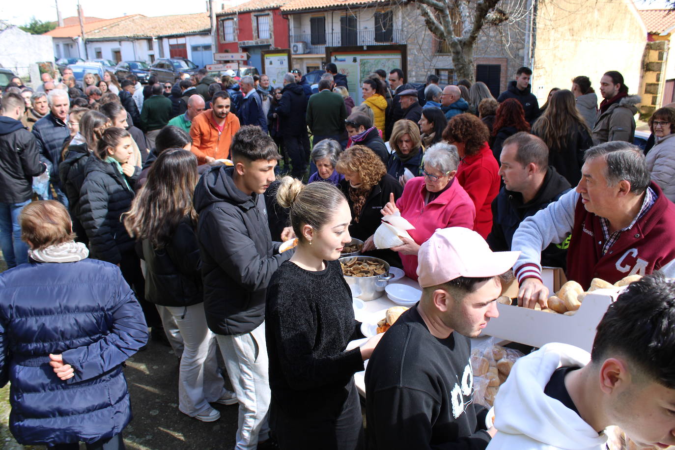 Valdefuentes despide su matanza con comida y reconocimientos