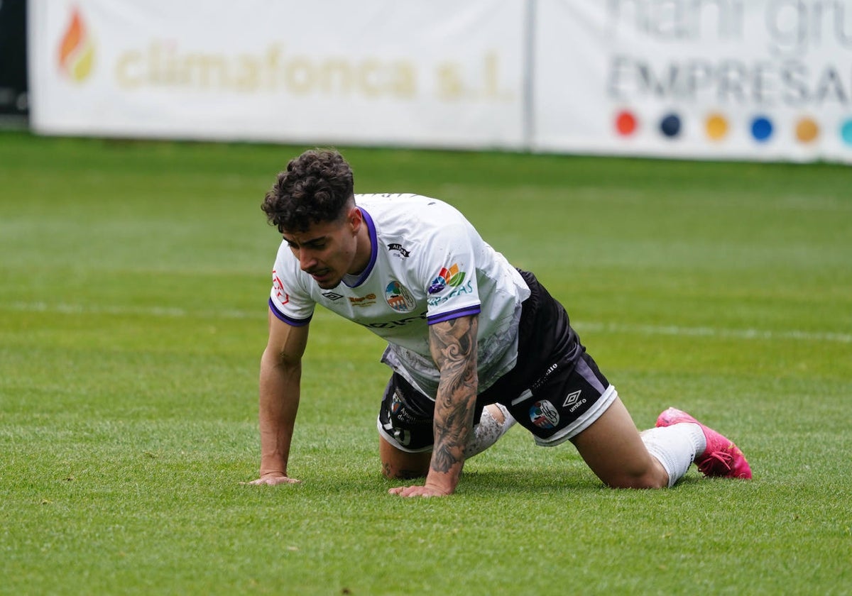 Caramelo se lamenta durante el ante la Gimnástica de Torrelavega.