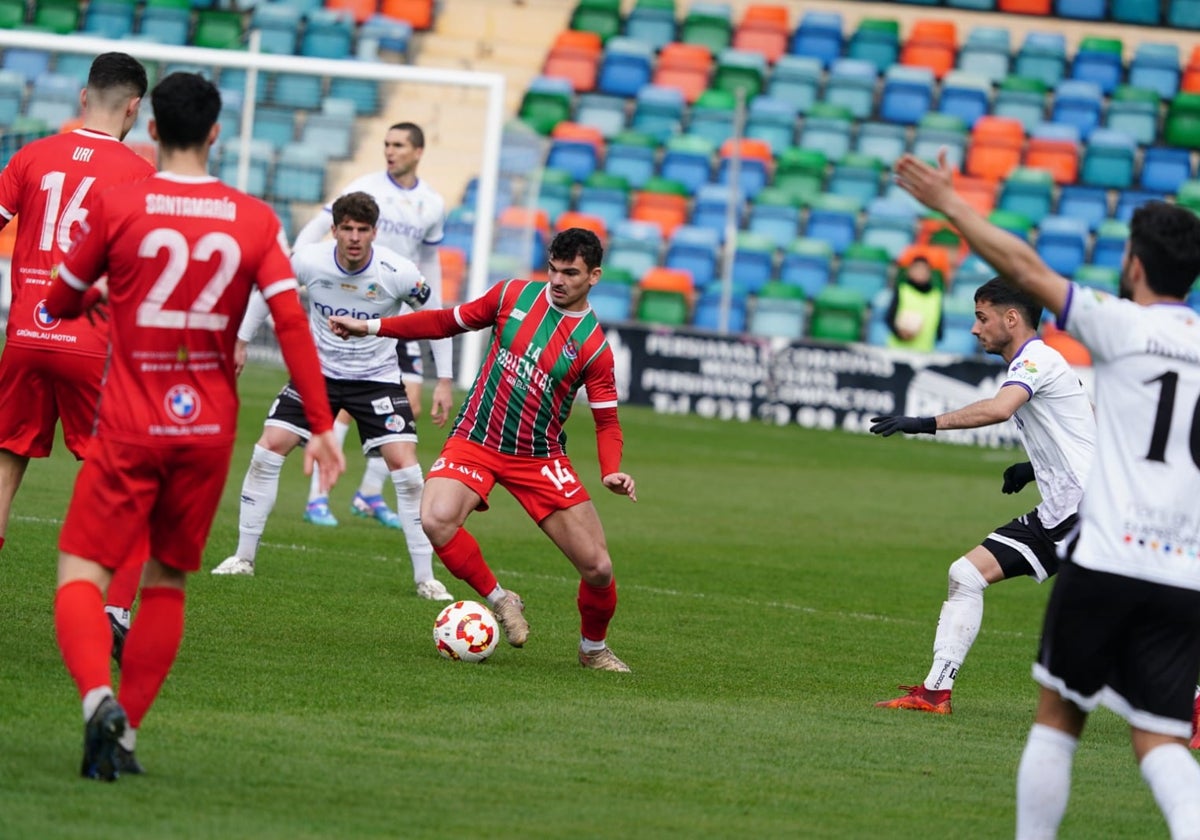 Dani Gómez controla el esférico ante Alvarito.