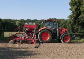 Maquinaria de Agrícola Antón trabajando en el campo.