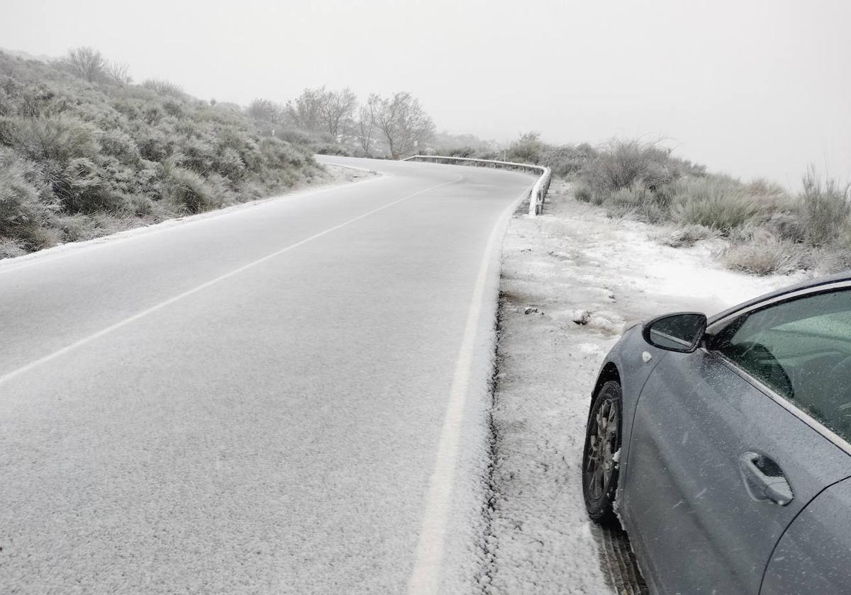 Un coche aparcado en una vía salmantina cubierta de nieve.