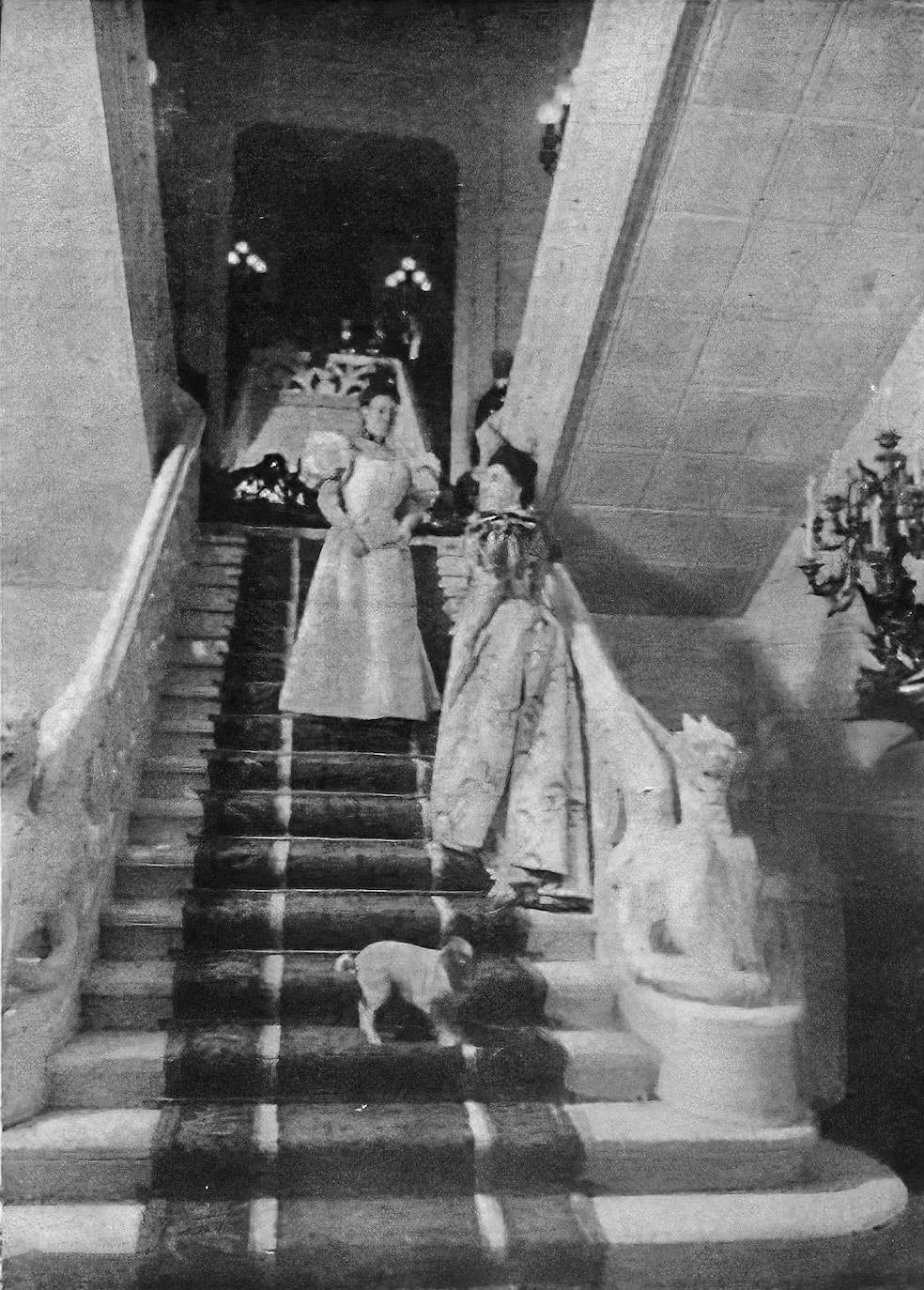 Primera imagen de 1895 de la escalera en el palacio de los duques de Nájera antes de que acabara en el Ayuntamiento de Salamanca.