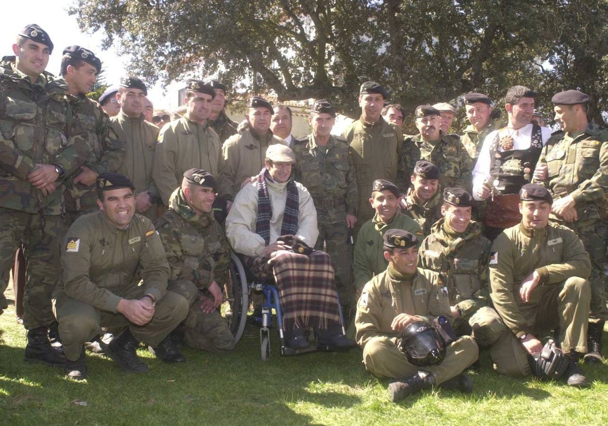 El torero Julio Robles junto a la Brigada Paracaidista de Alcalá de Henares