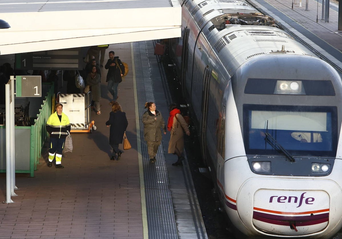 Viajeros bajan de un tren parado en la estación salmantina de Vialia.