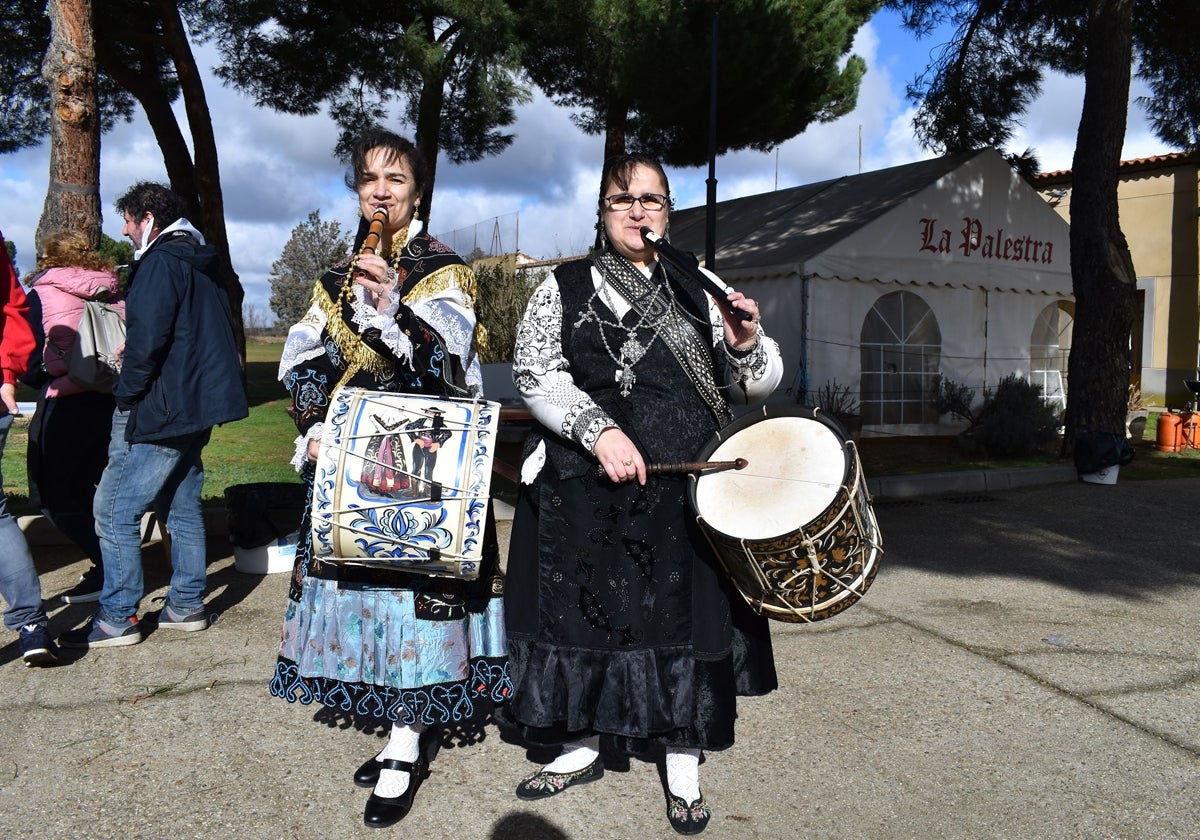 Mari José Martín y María Antonia Martín durante la celebración de la primera matanza de Nuevo Francos.