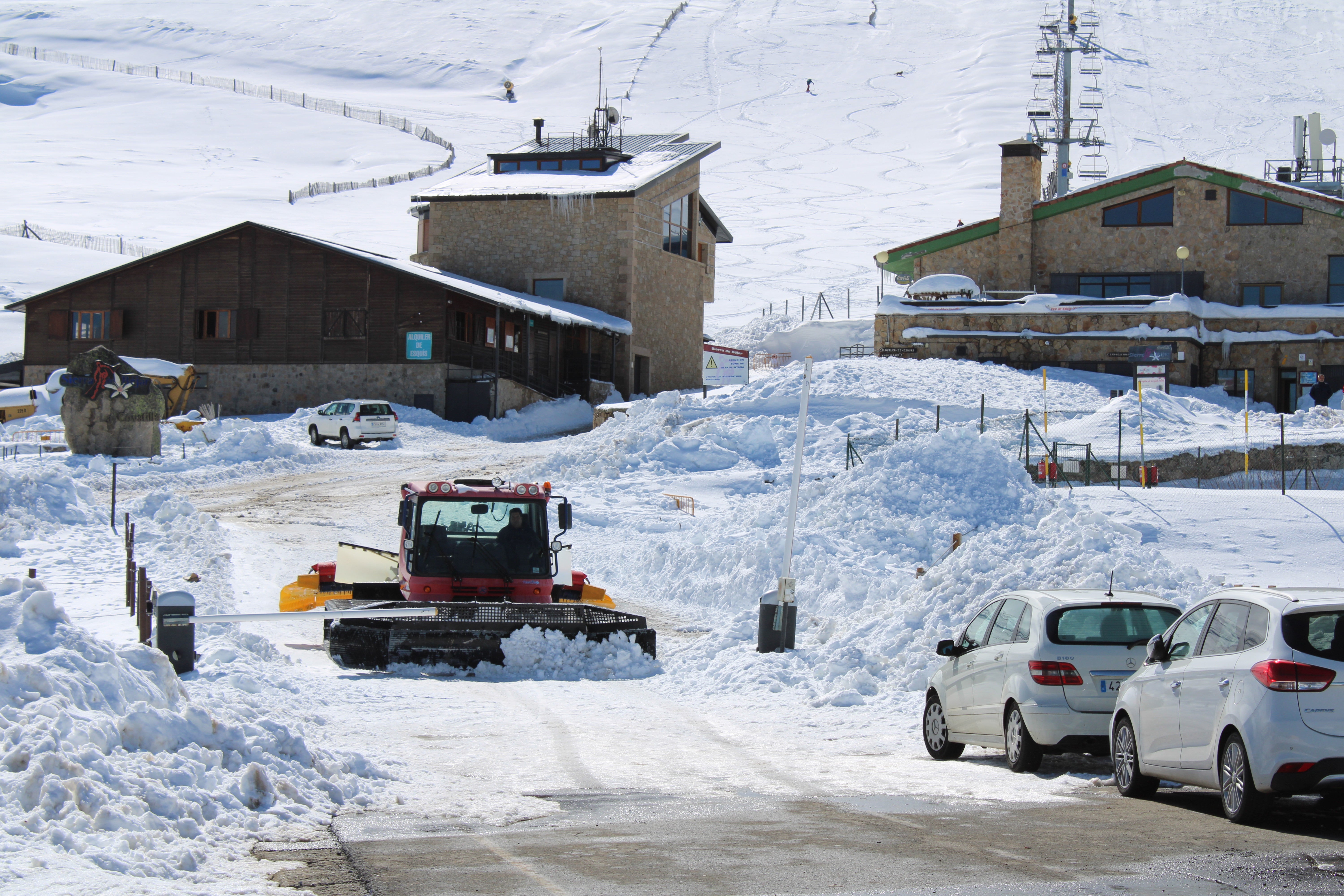 La gran paradoja de La Covatilla: llena de nieve, pero con tres pistas operativas de un total de 19