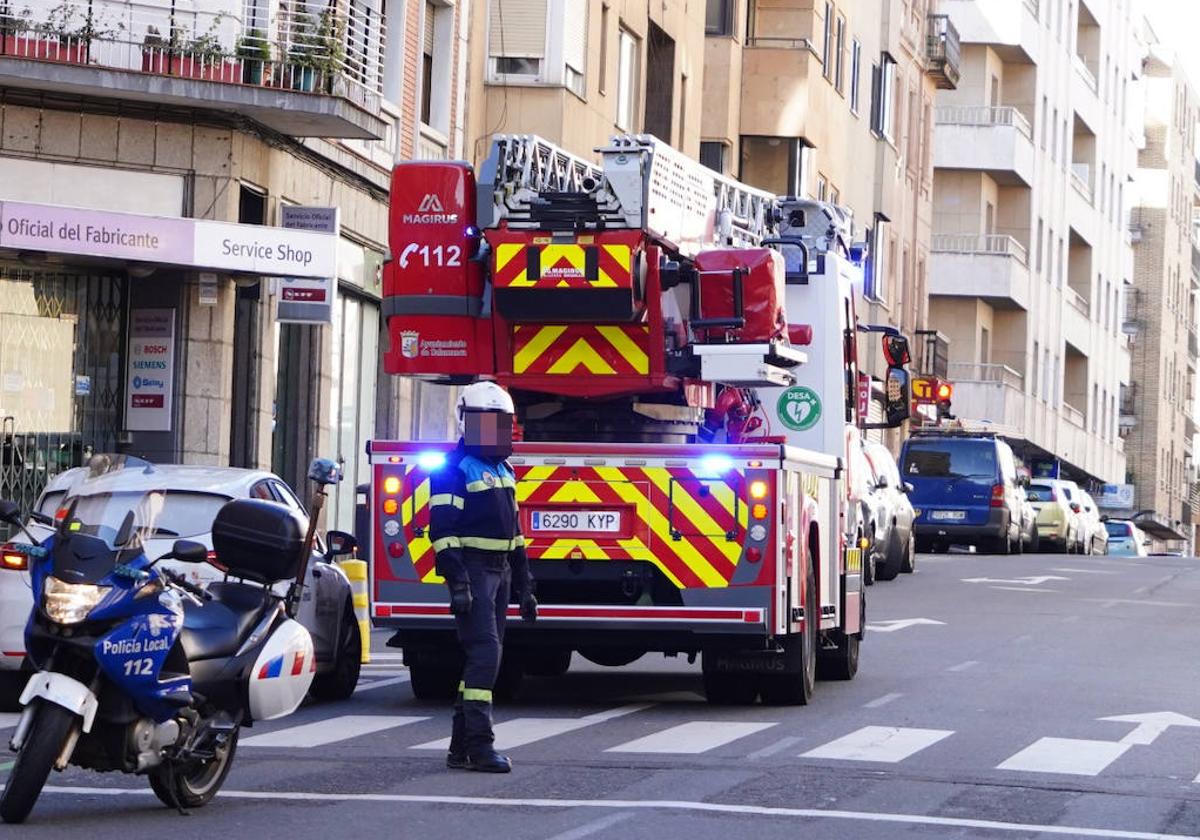 Policía y bomberos durante otra intervención en la avenida de Italia.