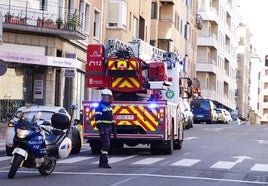 Policía y bomberos durante otra intervención en la avenida de Italia.