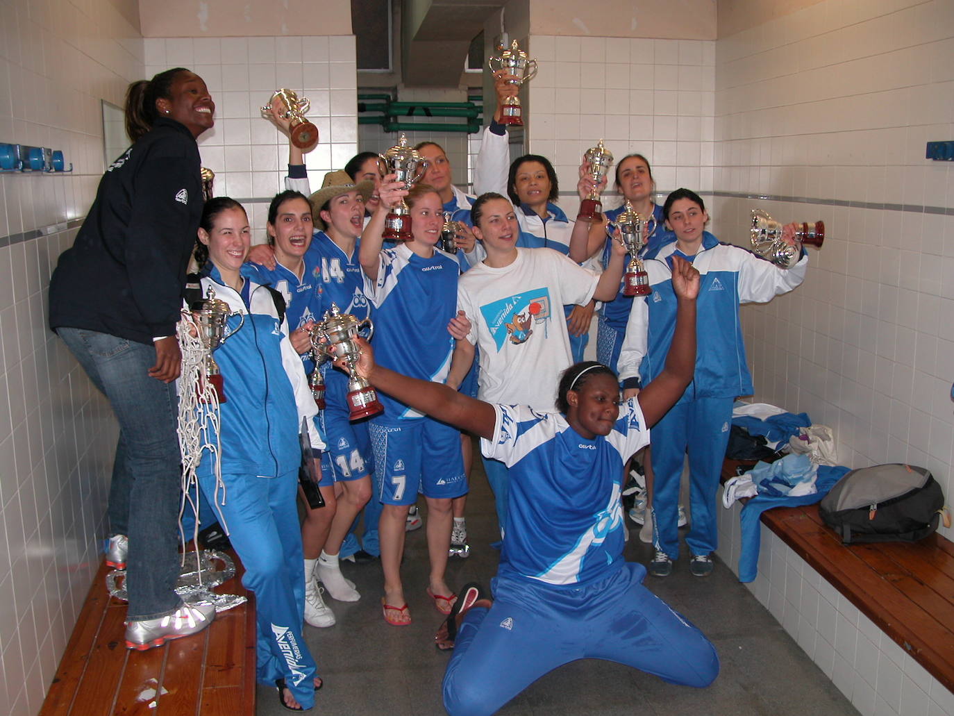 Celebración de las jugadoras en el vestuario