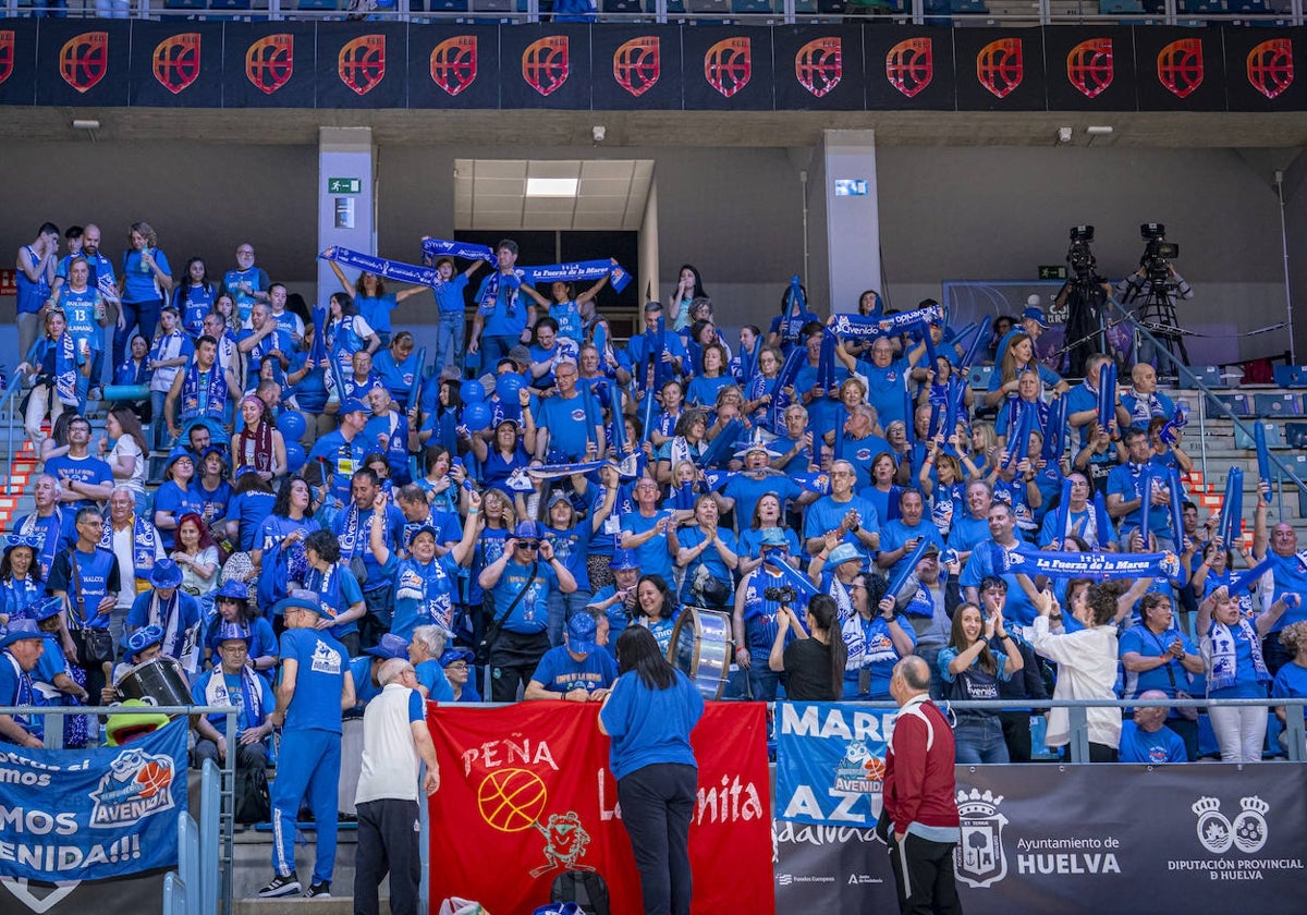 Aficionados del Perfumerías Avenida en la Copa de la Reina el año pasado.