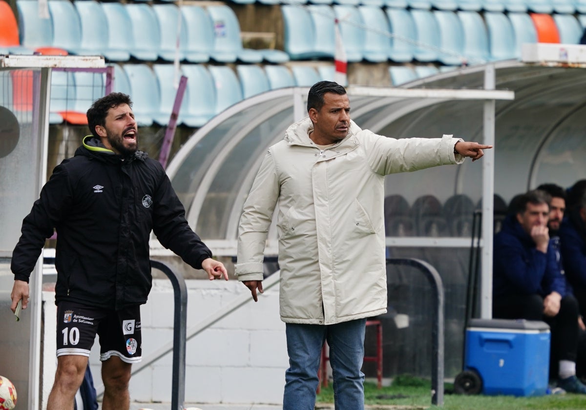 Rafa Dueñas, junto a Diego Benito en el partido contra la Gimnástica Torrelavega.