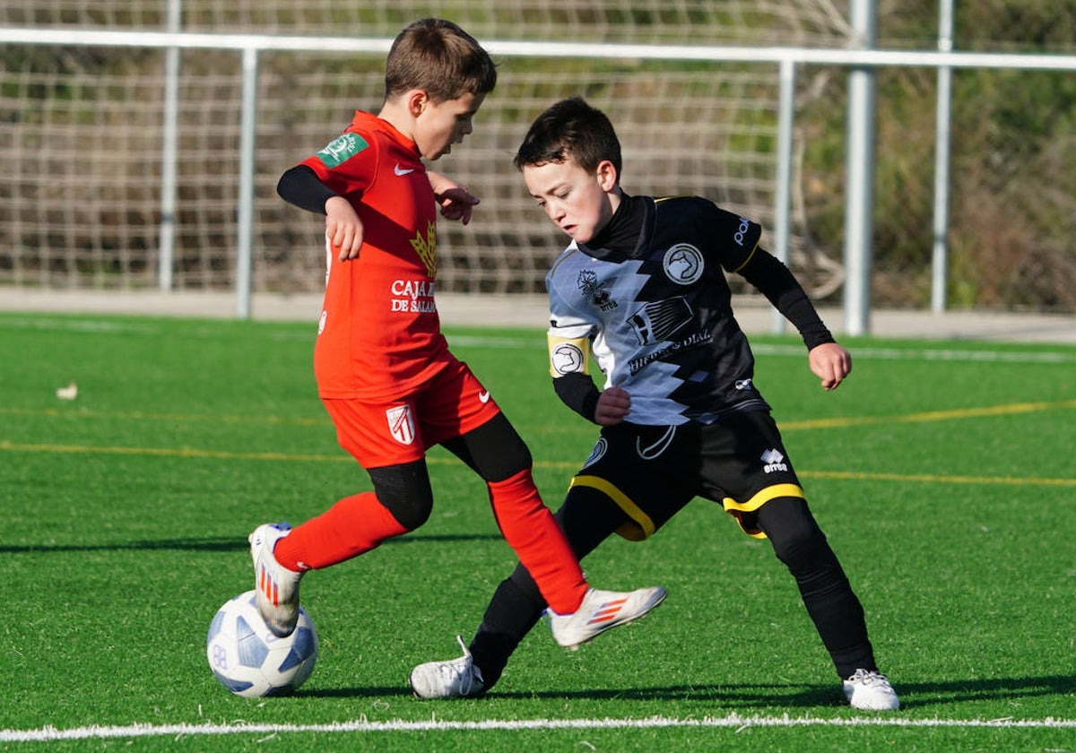 El jugador del Santa Marta B, de la 2ª Prebenjamín, busca deshacerse de un defensor con un detalle de calidad.