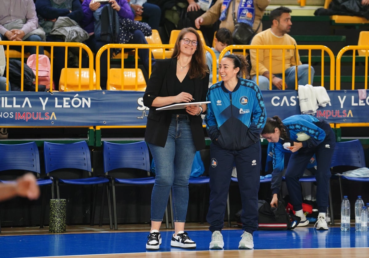 Anna Montañana y Silvia Domínguez, junto al banquillo de Würzburg.