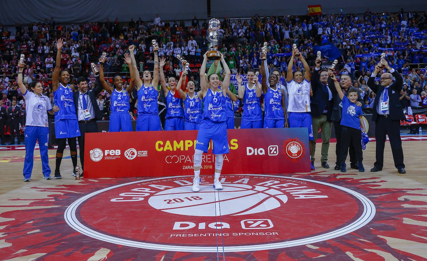 La capitana Silvia Domínguez alzando la copa tras ganar en la final al Spar Girona 76-62 en el Pabellón Príncipe Felipe de Zaragoza