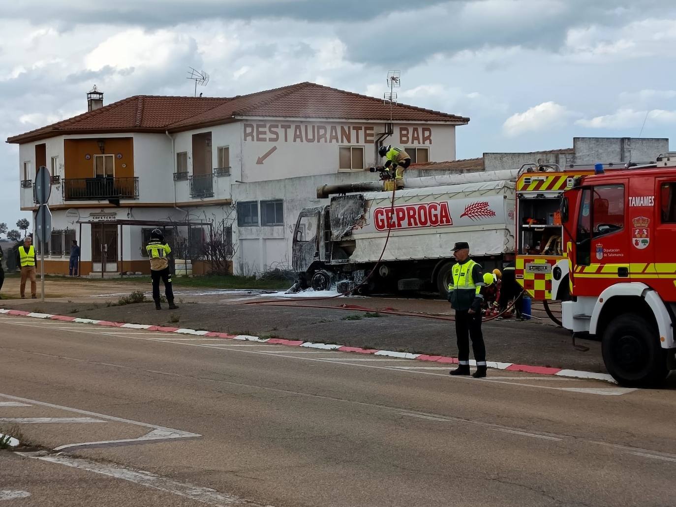 Imagen secundaria 1 - Los Bomberos sofocan el incendio de un camión en La Fuente de San Esteban