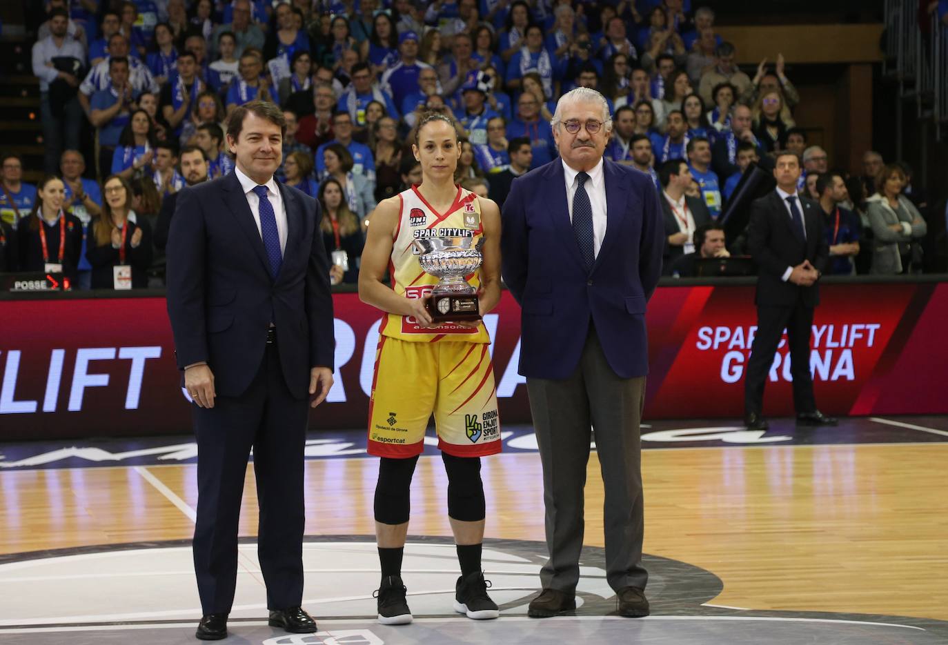 Nuria Martínez, experfumera y ganadora de la Copa de la Reina con el Avenida, recogiendo el subcampeonato del Spar Girona