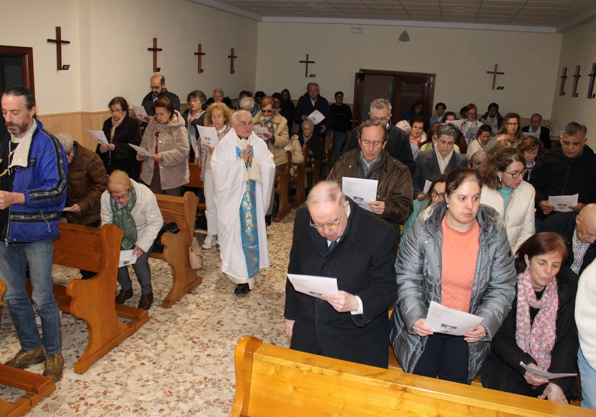 Inicio de la celebración eucarística que ha tenido lugar en la capilla del colegio.