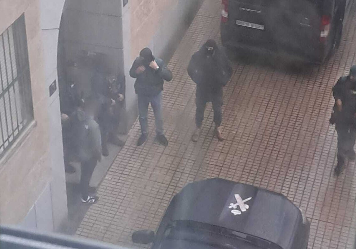 Agentes de la Guardia Civil durante la operación en la zona de Capuchinos.