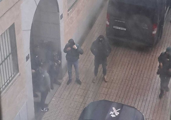 Agentes de la Guardia Civil durante la operación en la zona de Capuchinos.