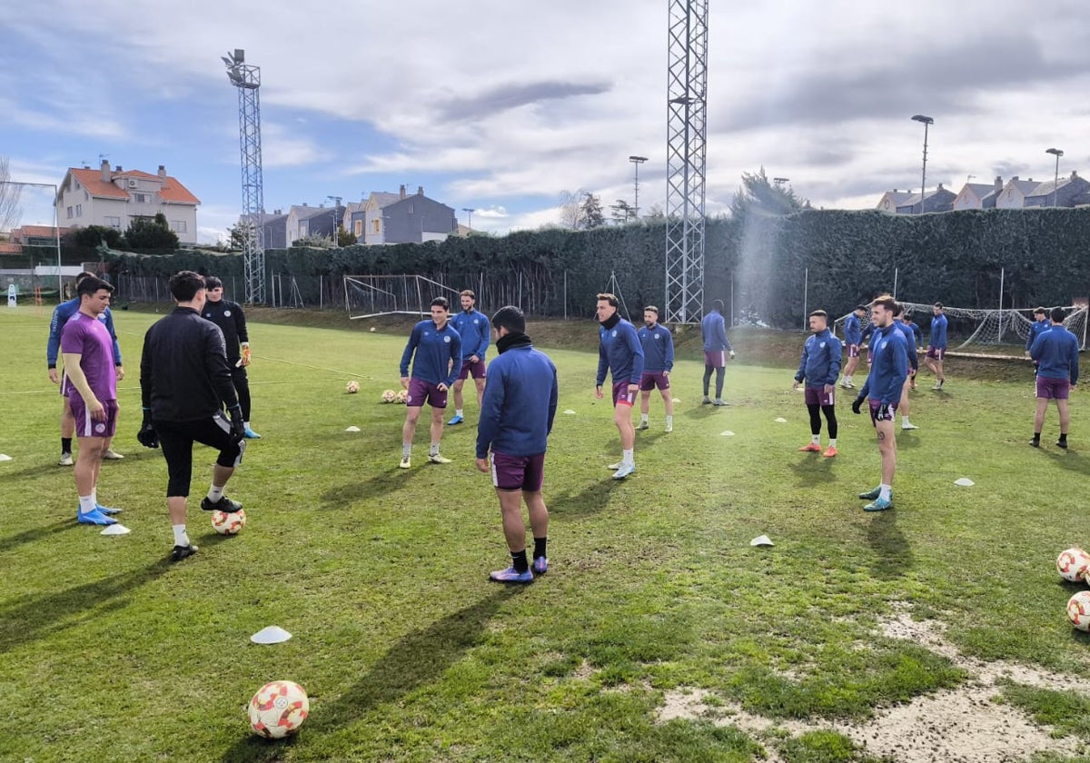 El grueso de los jugadores del Salamanca UDS ejercitándose este miércoles en el campo anexo al Tori.