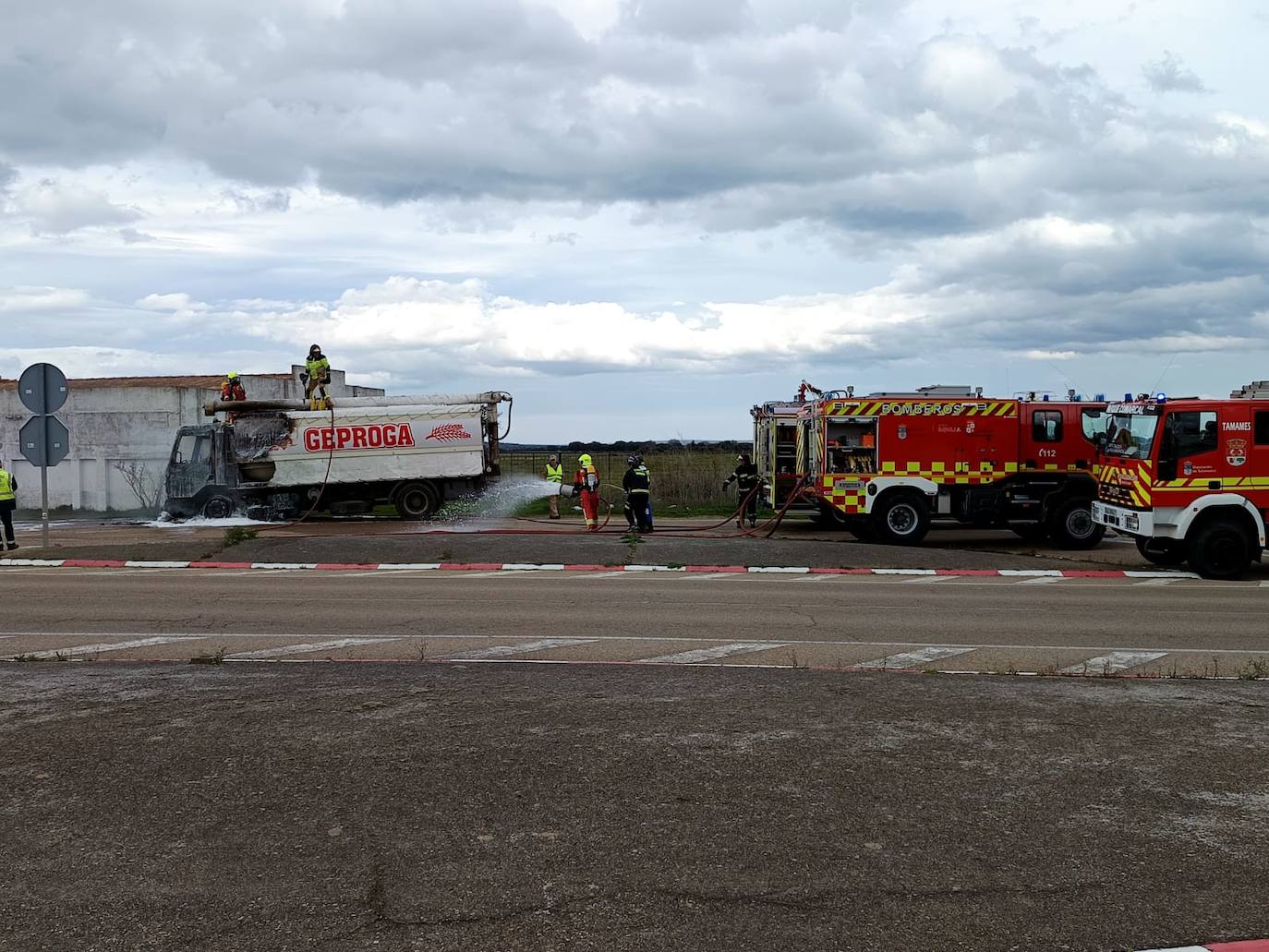 Los Bomberos sofocan el incendio de un camión en La Fuente de San Esteban