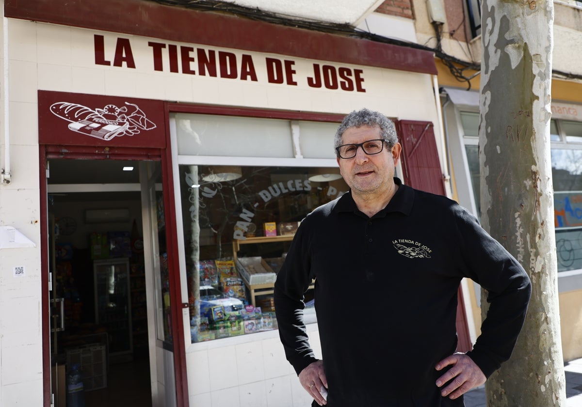 José Mangas a las puertas de su negocio.