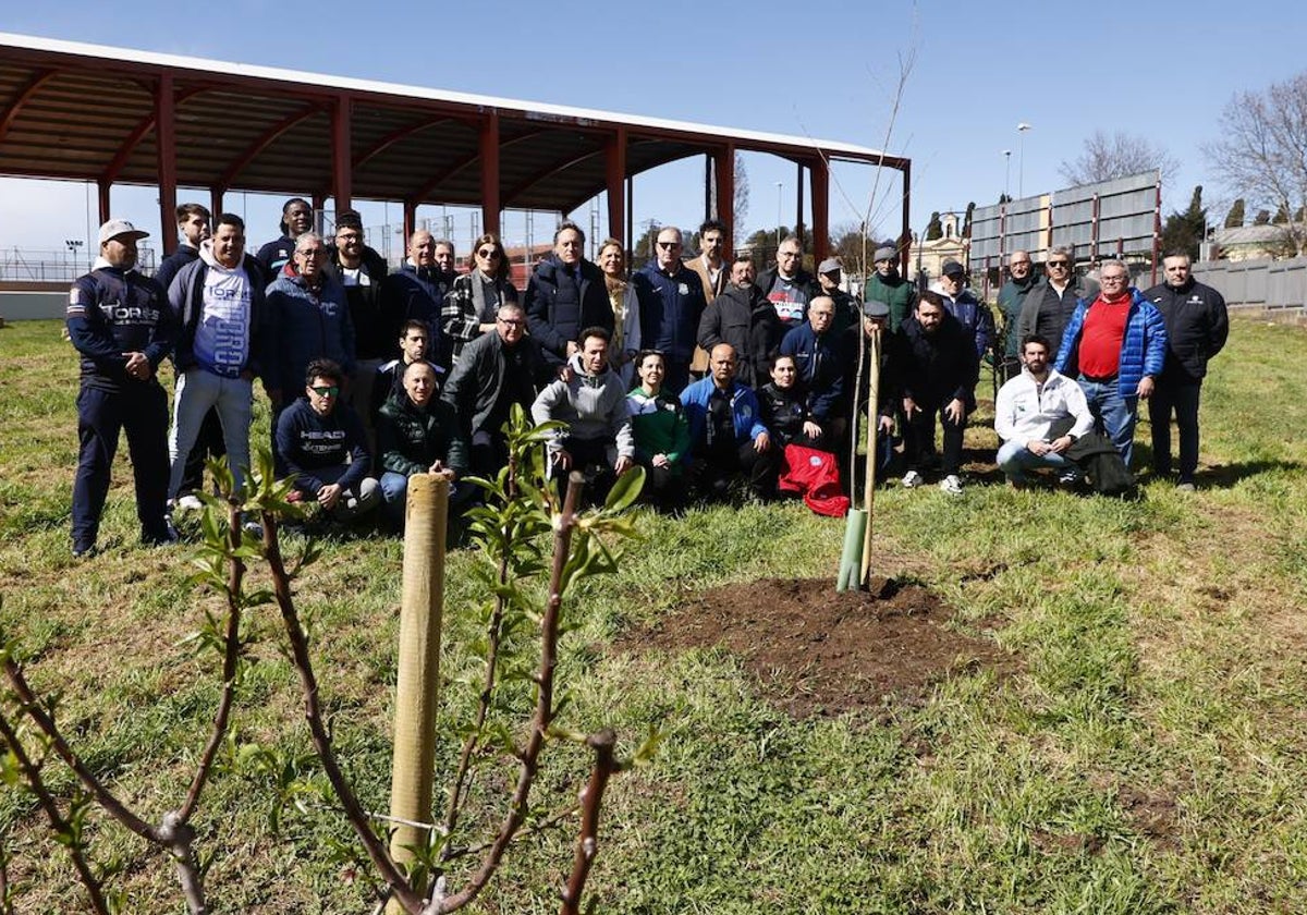 Representantes municipales y de agrupaciones deportivas, tras la plantación.