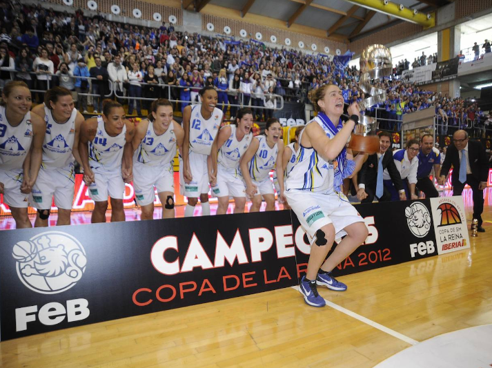 El Perfumerías Avenida ganó su tercera Copa de la Reina al imponerse en la final al Ros Casares por 68-57. La perfumera Erika de Souza fue la MVP con sus 17 puntos y 13 rebotes. Isa Sánchez levanta la copa