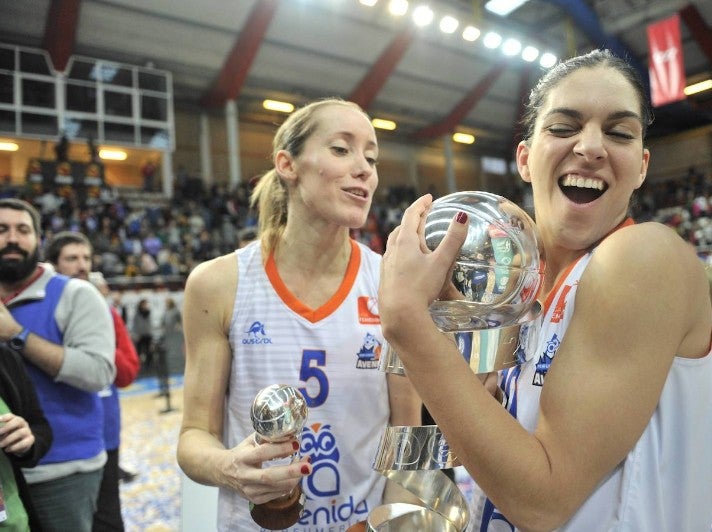 Marta Xargay abraza la copa ante la mirada de Marta Fernández