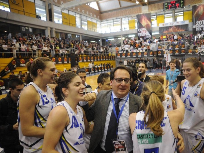 Las jugadoras junto a Jorge Recio celebrando el título