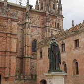 Imagen de la estatua de Fray Luis de León, en el Patio de las Escuelas Menores.