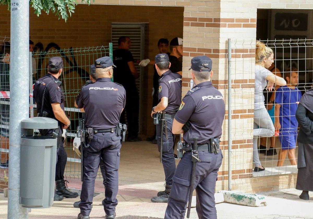 Un grupo de policías durante un desalojo.