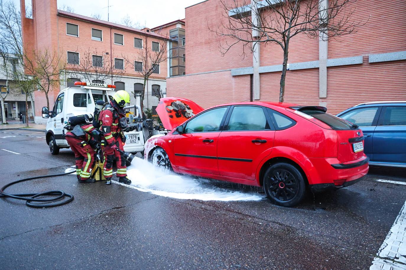 Imagen principal - El incendio de un vehículo obliga a cortar la calle Peña de Francia